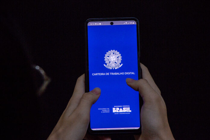 Interessados em ocupar as vagas precisam atualizar seus dados no sistema do Sine. Foto - Carlessandro Souza.