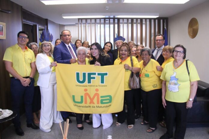 Senador Eduardo Gomes e acadêmicos da UMA