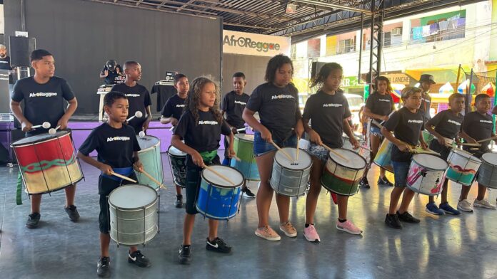 AfroReggae com grupo de percussão (1)