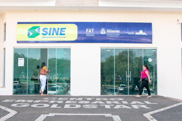 Além do atendimento presencial os trabalhadores interessados em concorrer às vagas podem acessar o Aplicativo Sine Fácil. Foto - Carlessandro Souza.