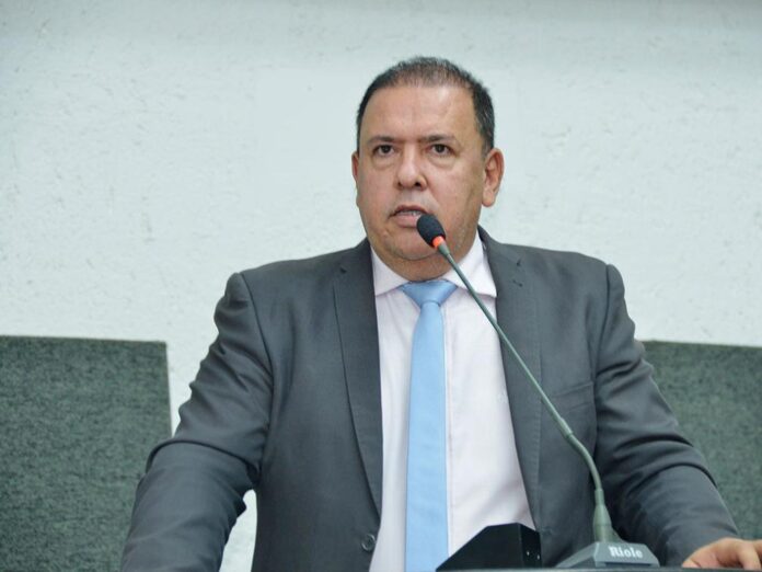 Deputado Gipão propõe desconto de 50% para portadores de visão monocular na renovação da CNH