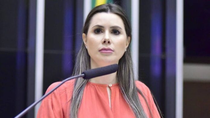 caroline-de-toni-21-12-23