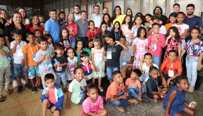 F1-Primeira-Dama Karynne Sotero-Gov- Wanderlei Barbosa-recebem-crianças-Loise Ma