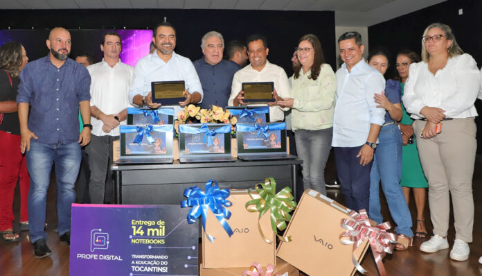 F1-Gov-Wanderlei Barbosa-entrega-notebook-professores-superint-reg-Araguaina-TO-foto-Marcio Vieira-GovTO