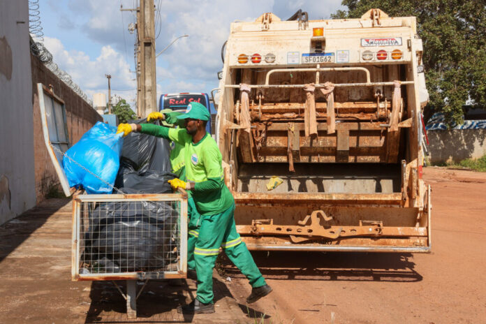 Acomodação adequada de materiais cortantes e pontiagudos para