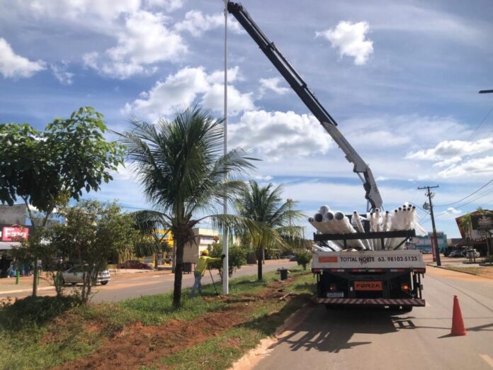 Estão sendo instalados 71 postes, equipados com 114 luminárias de LED - Foto Divulgação