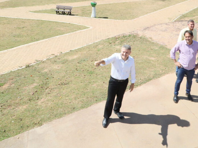 Prefeito em visita ao Parque Cesamar foto João Lino Cavalcante