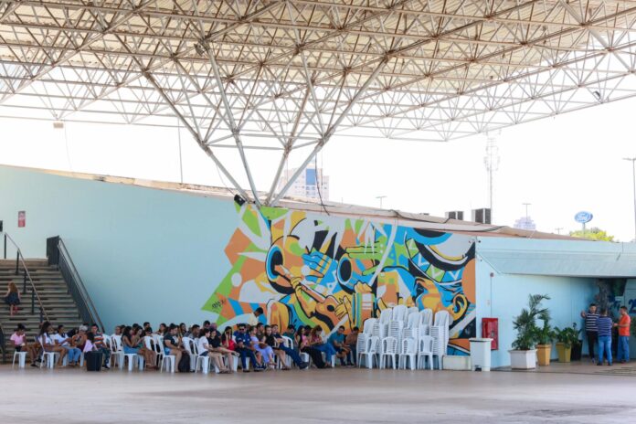 Usuários aguardam emissão do cartão do transporte coletivo de Palmas – Foto Francisco Barros
