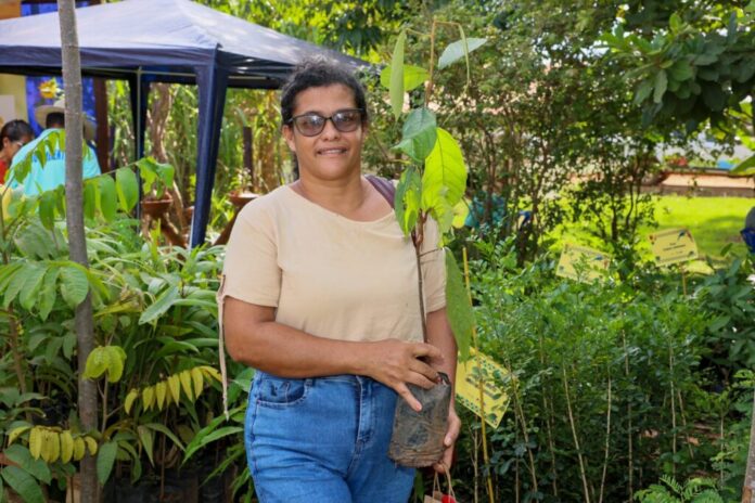 Valdete Neto de Souza levou uma muda de cupuaçu para sua propriedade rural - Foto Lia Mara
